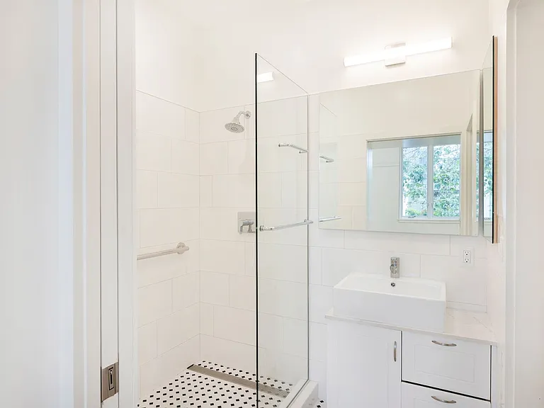 929 Grace Ave #C — Photo 15