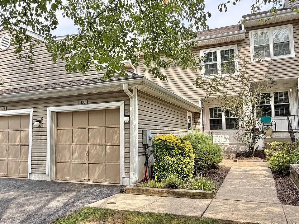 335 Danbury Ct