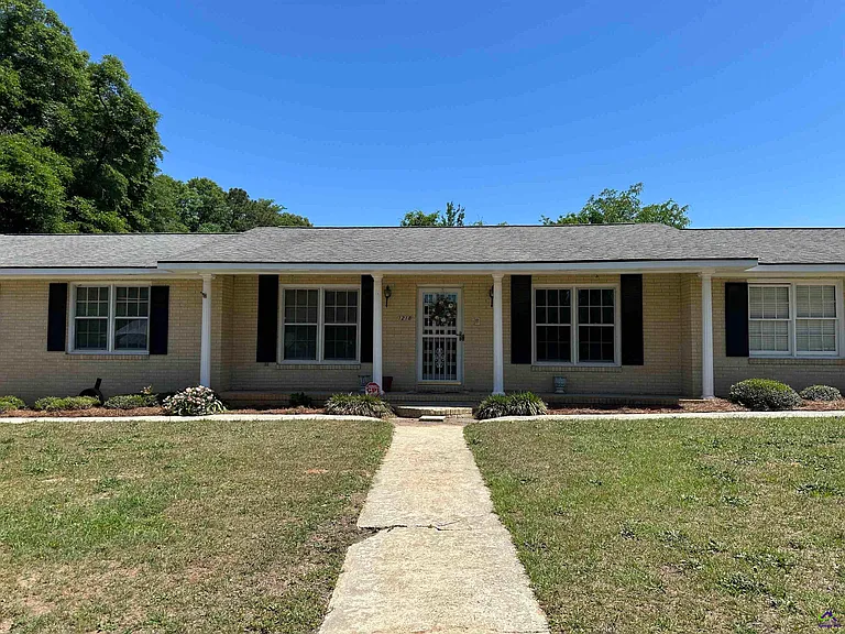 1218 Creekwood Dr — Photo 2