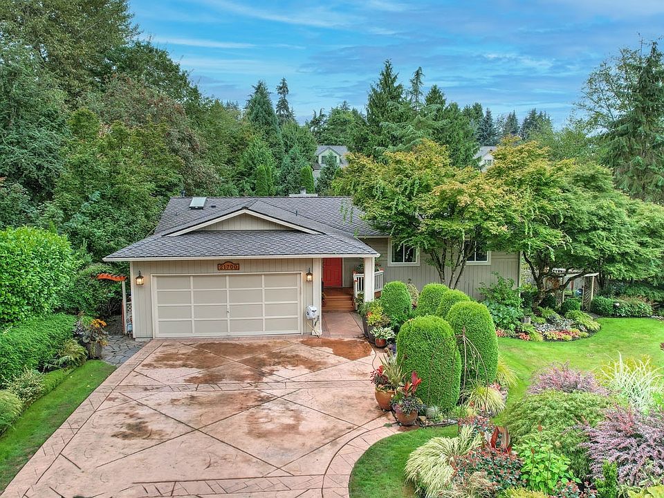 Front photo of paradise in Brier. >