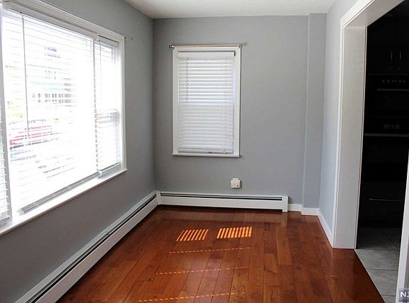2nd image of 122 Lincoln Pl