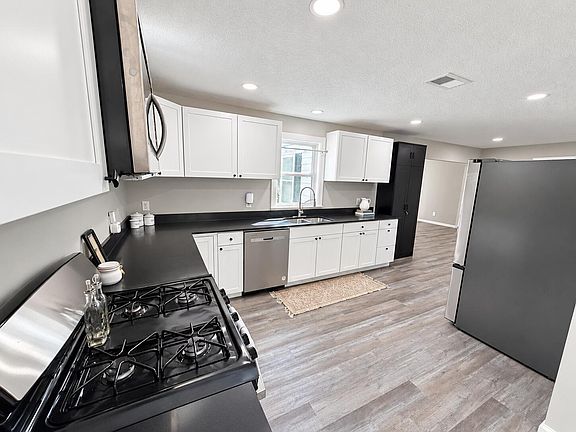 4th image of 715 Division St