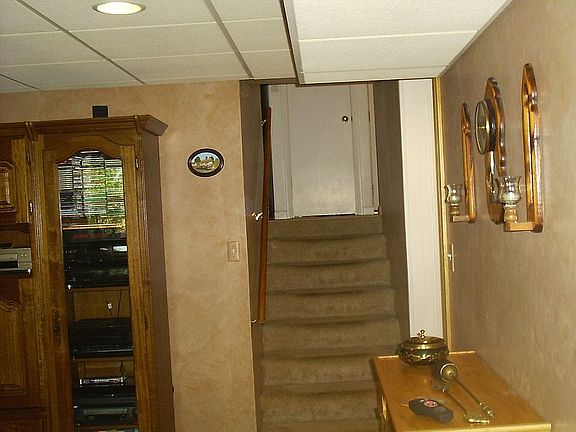5th image of 407 W Oak St