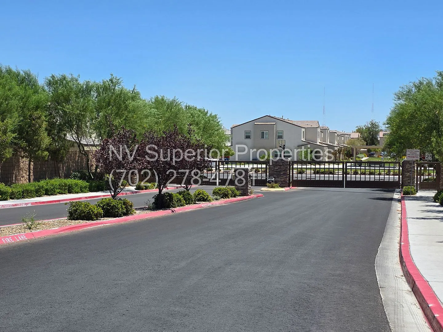 NW! 3 Bedroom Townhouse!! Gated!! Parks!! All Tile Floors Downstairs!! 2 Car Garage — Photo 2