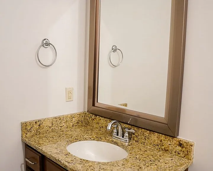 Beverly Townhomes — Photo 10