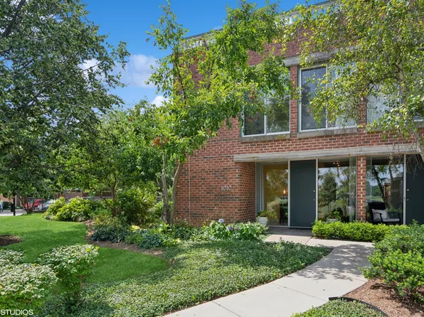 1010 Arbor Ln, Northfield, IL 60093