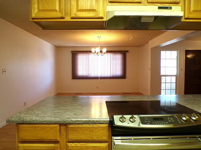 1600 Fairington Ln — Photo 5