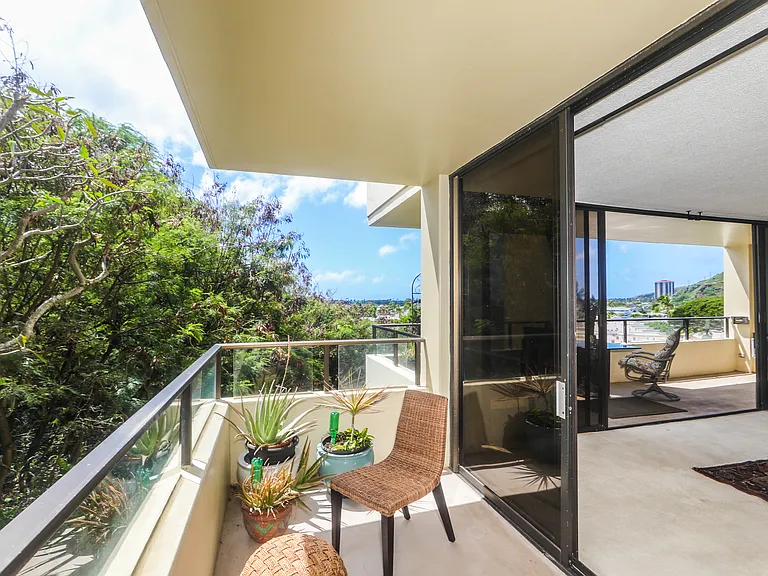 Hillside lanai