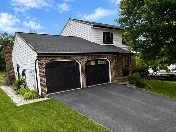 2832 Glen Hollow Dr, York, PA 17406