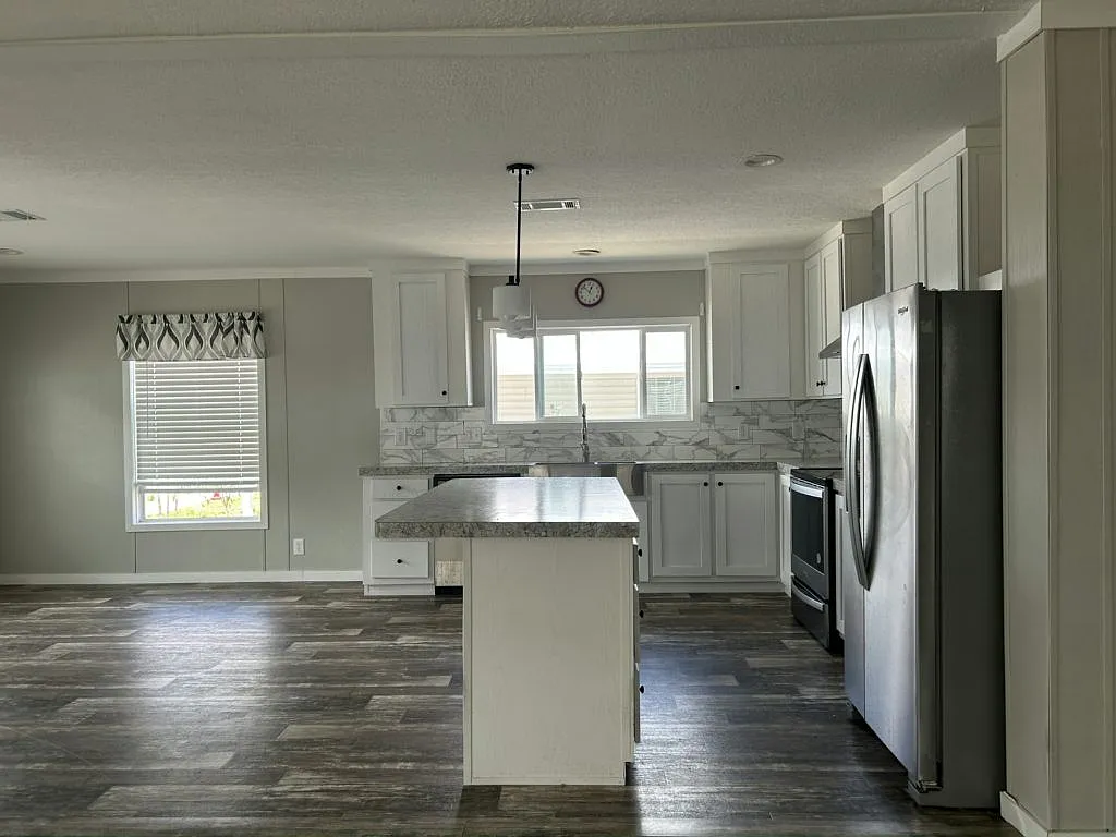 3 bed, 2.0 bath, 1372 sqft, $1,599 — Photo 3