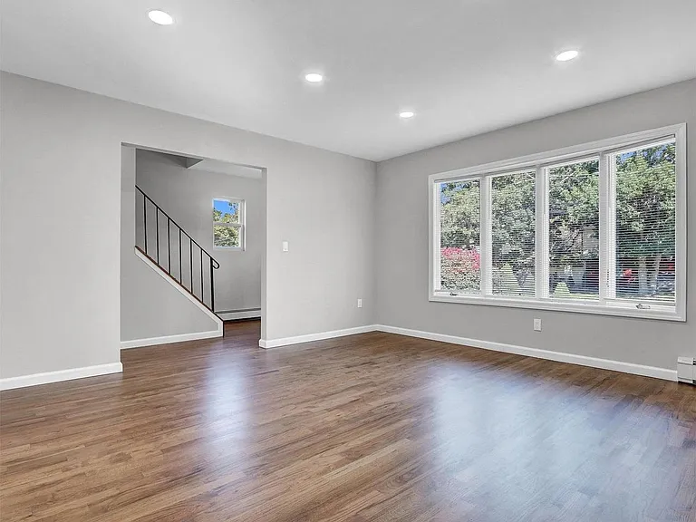 360 44th St — Photo 2