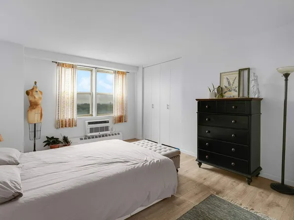 5800 Arlington Avenue image 7 of 13