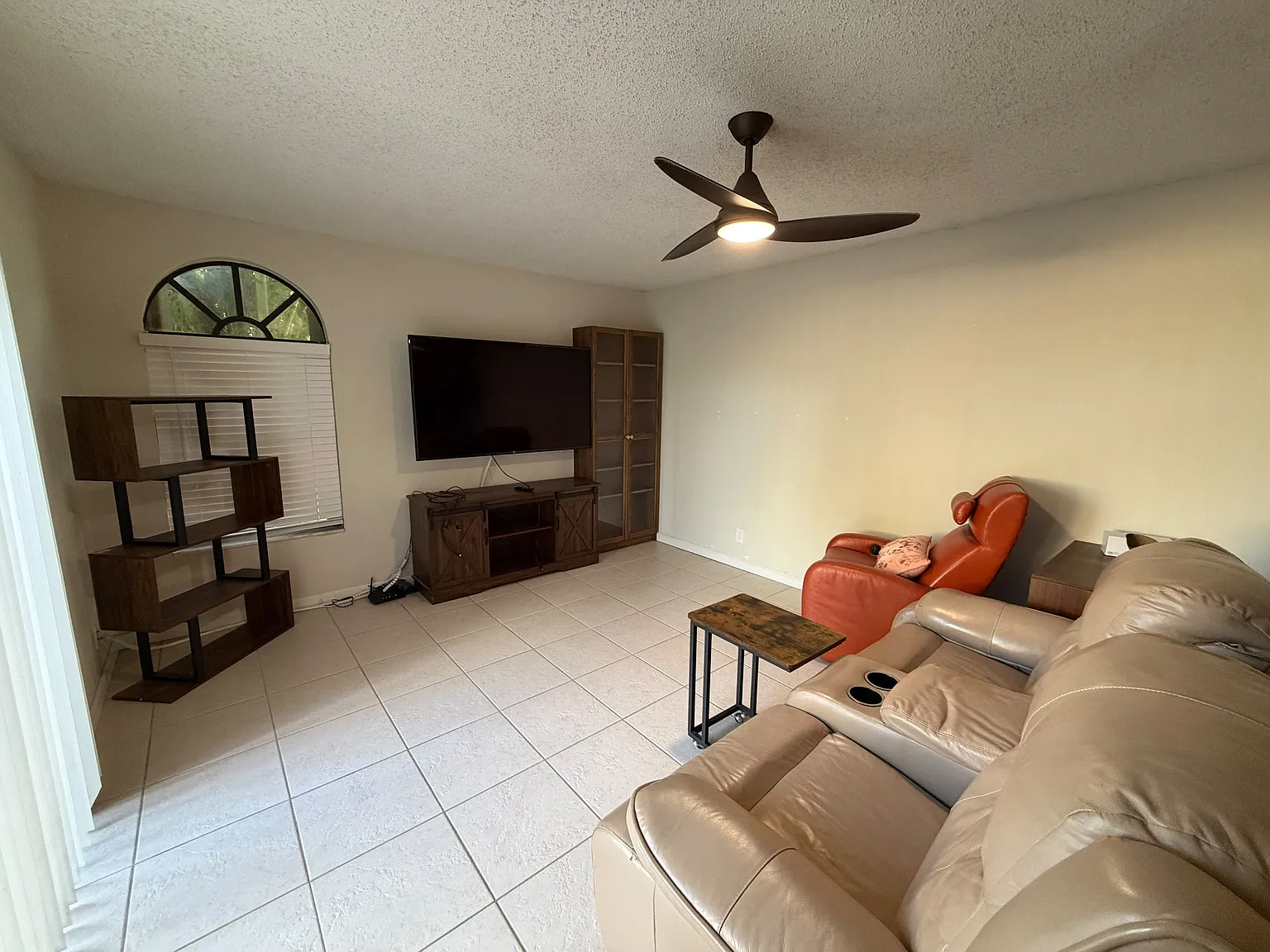 3 bed, 1326 sqft, $2,600 — Photo 2