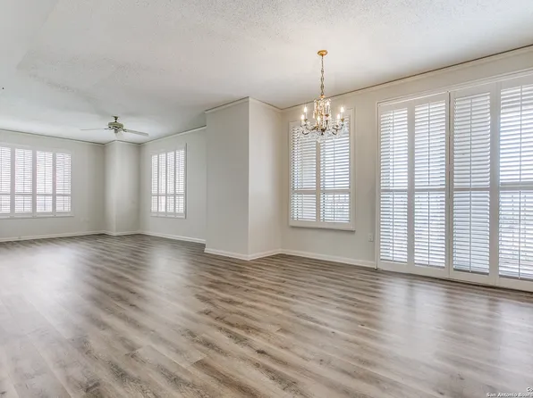 1 TOWERS PARK LN #712, San Antonio, TX 78209