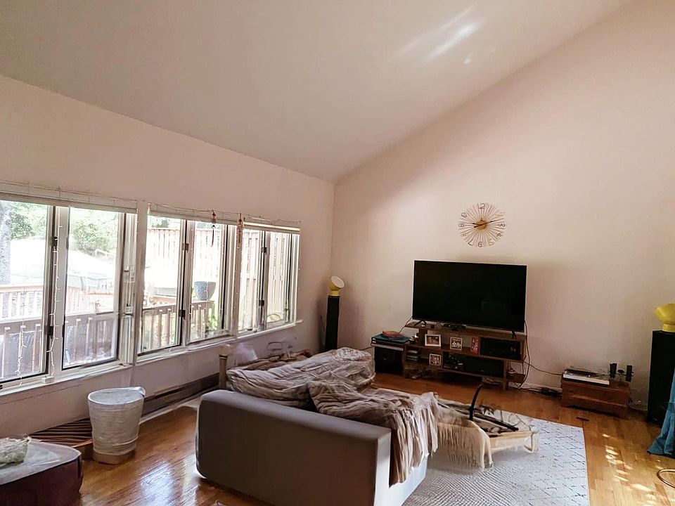 2nd image of 31 Sayre Dr #31