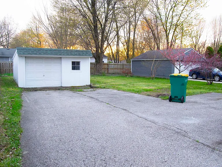 1.5 manual garage, backyard, and patio.