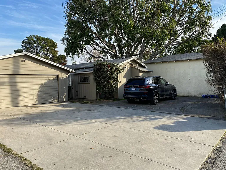 4845 1/2 Agnes Ave — Photo 3