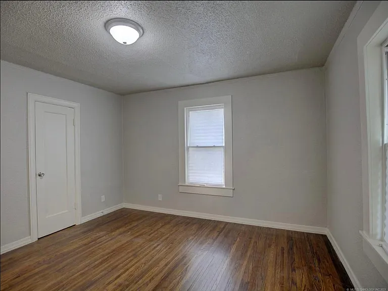 12 S Columbia Ave — Photo 17