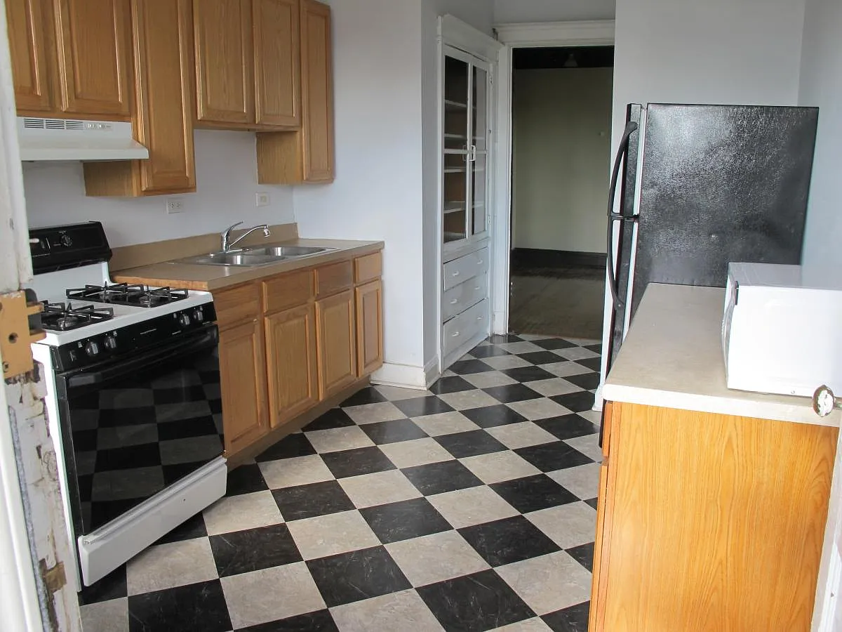 3 bed, 1800 sqft, $1,950 — Photo 3