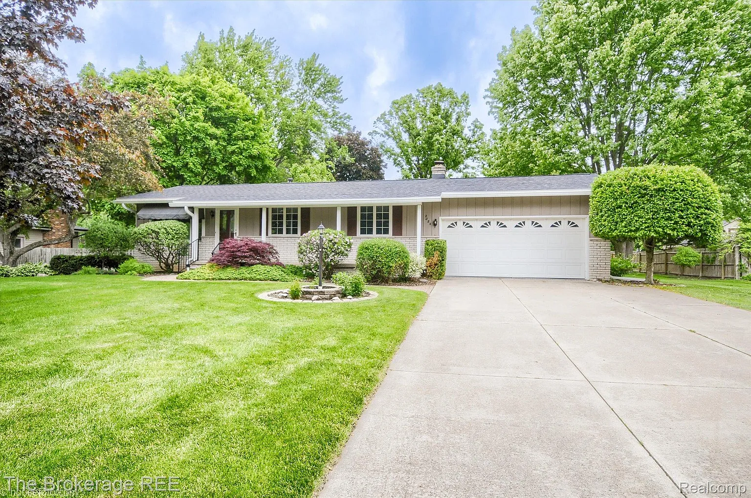 2084 Holly Tree Dr photo 1