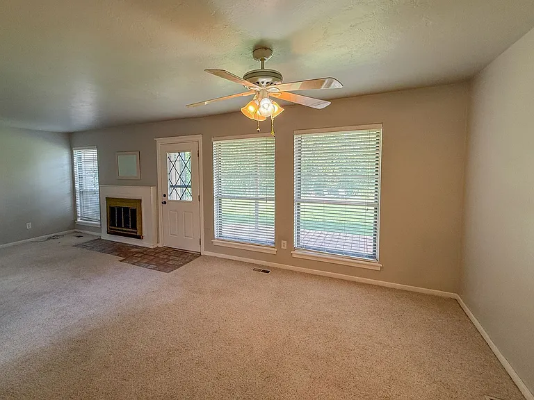 12021 Hawthorne Ln — Photo 11