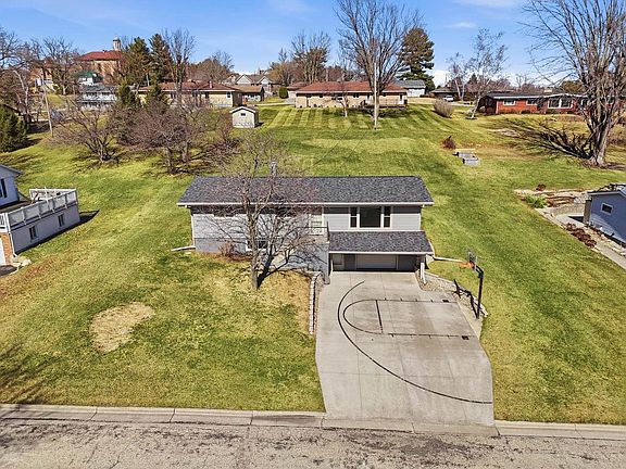 2nd image of 1140 Maple Street