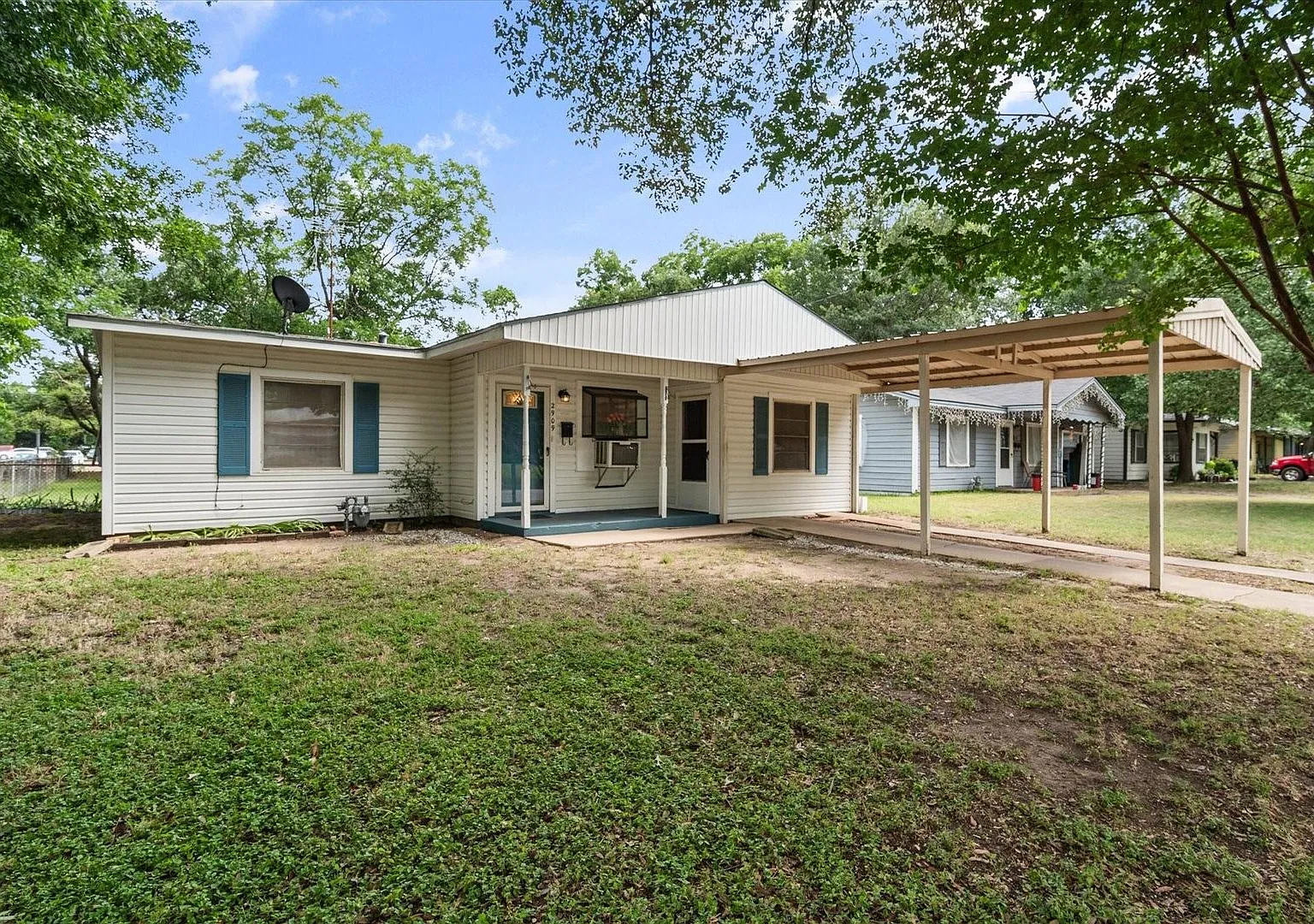 Charming home located in the heart of Corsicana — Photo 1