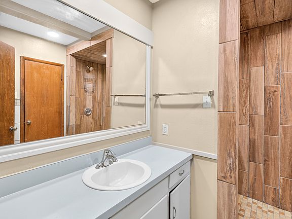 5th image of 620 Oakwood Ln