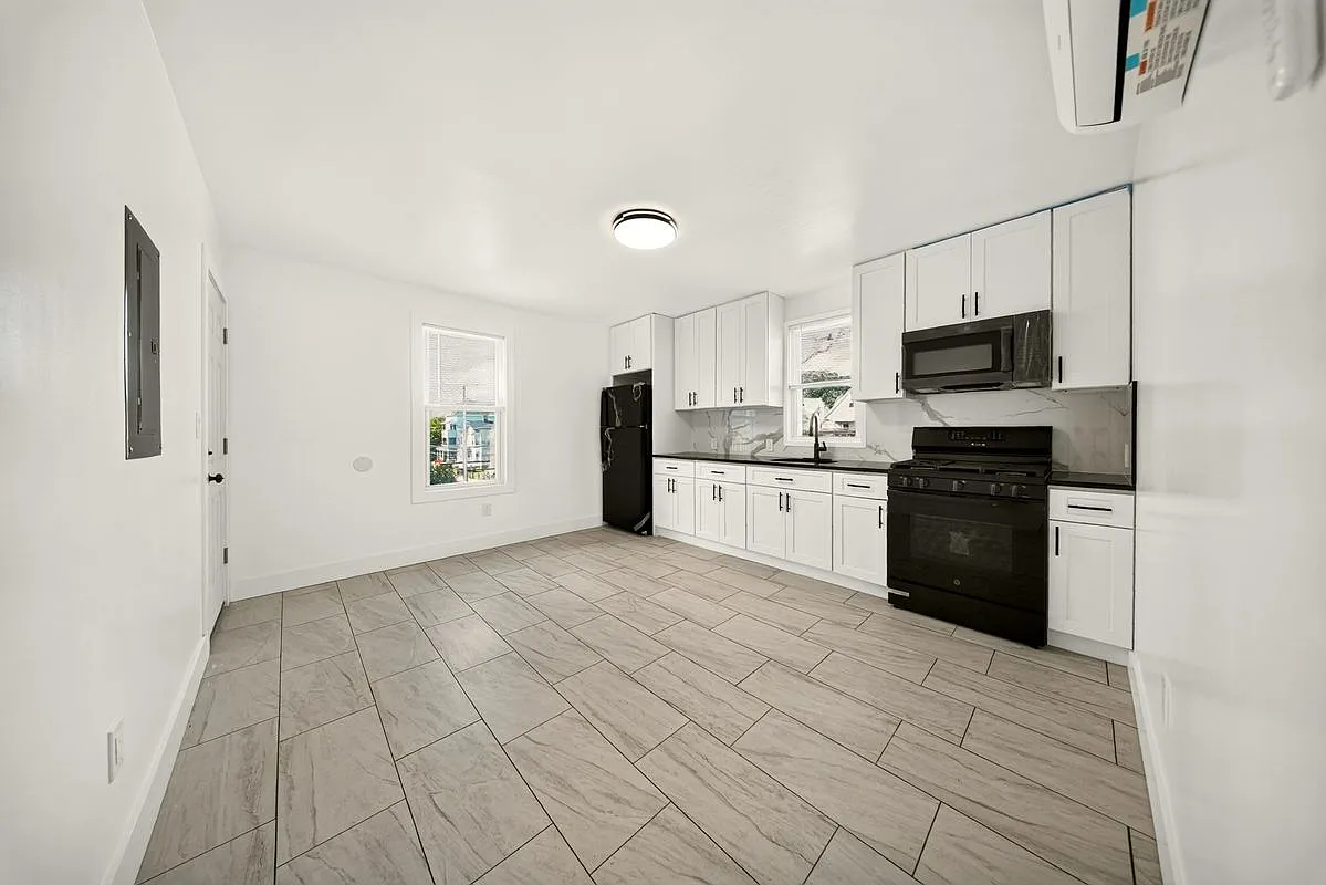 3 bed, 1.0 bath, 1170 sqft, $2,600 — Photo 2