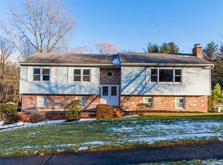 30 Guinevere Rdg, Cheshire, CT 06410