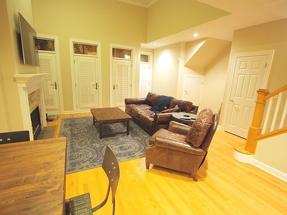 3rd image of 2020 N Lincoln Ave APT I