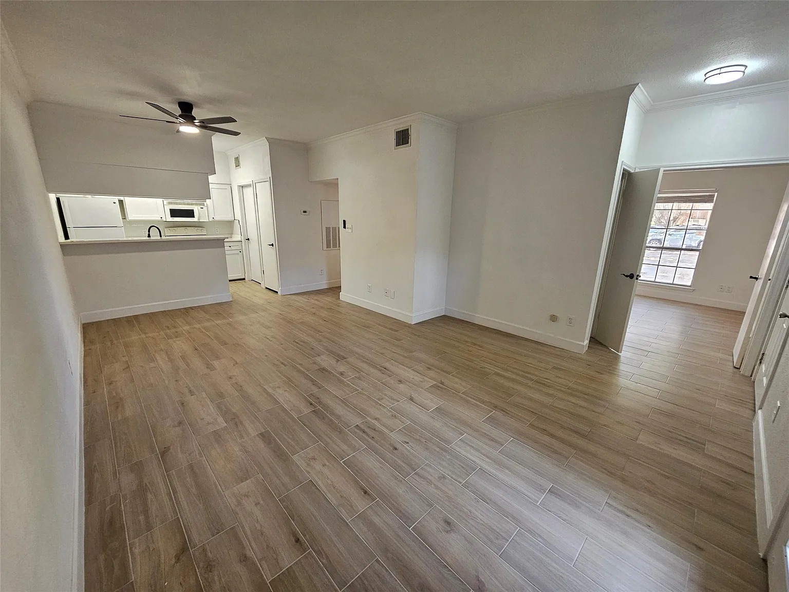 2 bed, 1.0 bath, 841 sqft, $1,300 — Photo 3