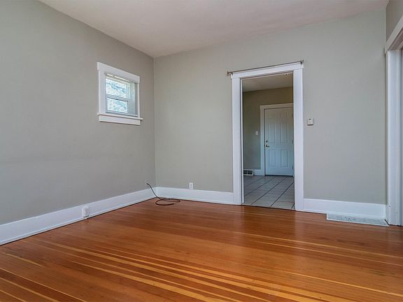 4th image of 923 E Herbert Ave
