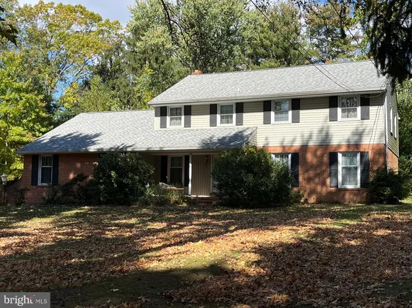 2 Crestfield Rd, Wilmington, DE 19810