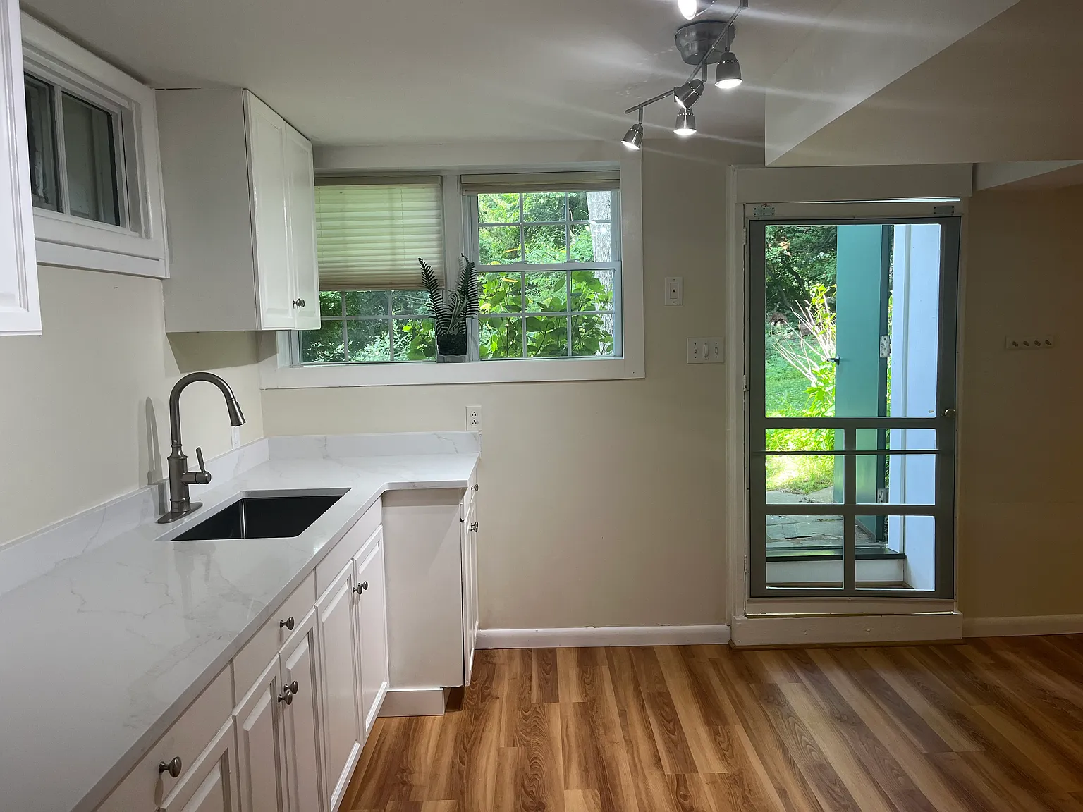 425 Butternut Ct — Photo 2