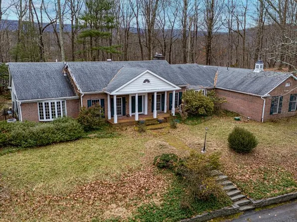 7211 Hickory Ln, Stroudsburg, PA 18360