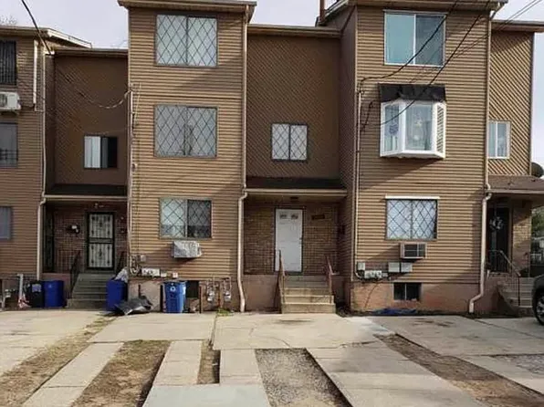 4004 Victory Boulevard image 1 of 14