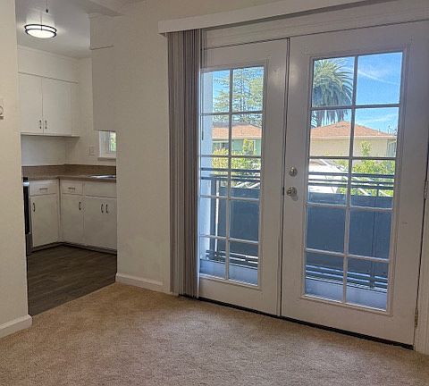 3rd image of 1614 Oxford St #17