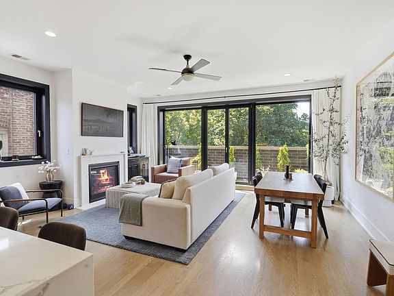 3rd image of 2122 W Crystal St #3E