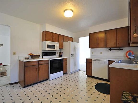 5th image of 4011 W Glen Oaks Dr