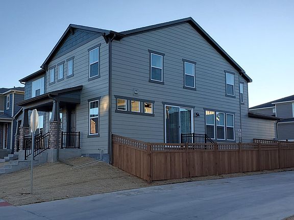 Corner lot, with small side yard