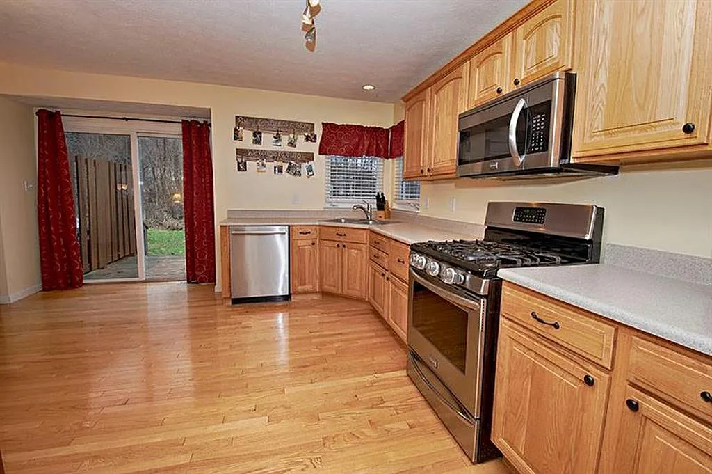 3 bed, 2.5 bath, 1950 sqft, $2,525 — Photo 3