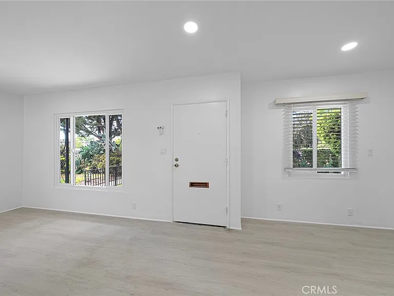 9050 Huntington Dr — Photo 4