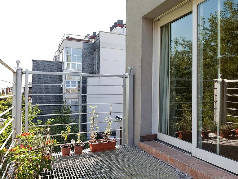 215 Maujer St #2L — Photo 2