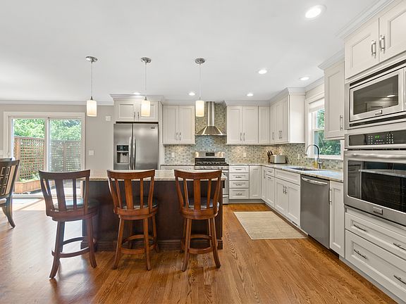 4th image of 128 Charlotte Dr