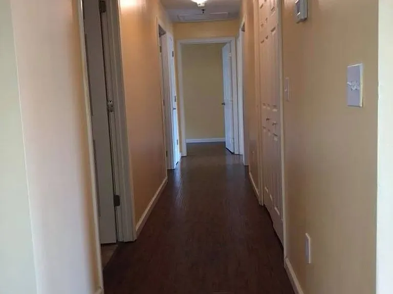 3 Bedroom 2 Bathroom Garden Apartment Blocks From Penn West — Photo 3