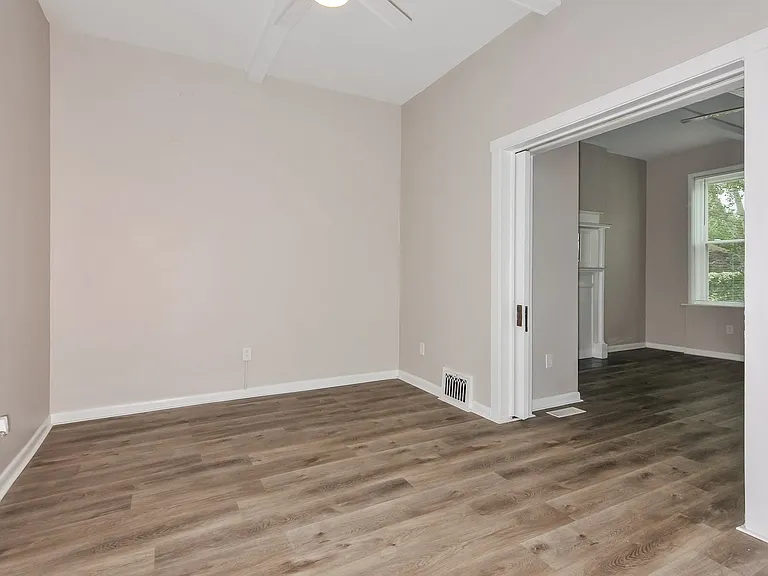 1348387_018_living_room_13079642.jpg