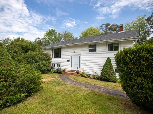 3 Briarwood Ct, Lower Sackville, NS B4C 1A7