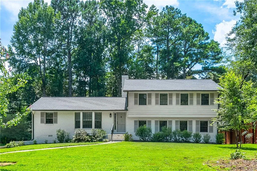 5 bed, 3.0 bath, 2594 sqft, $4,200 — Photo 2
