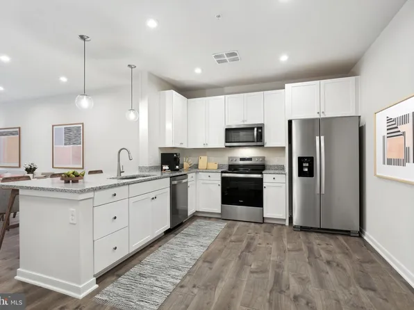 750 Mount Airy Ter NE #303, Leesburg, VA 20176